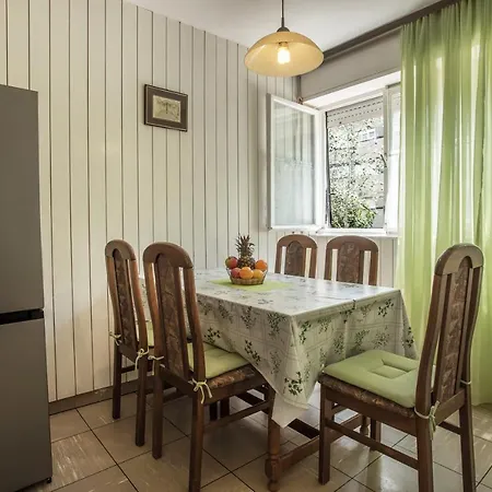 Jase Apartment Split