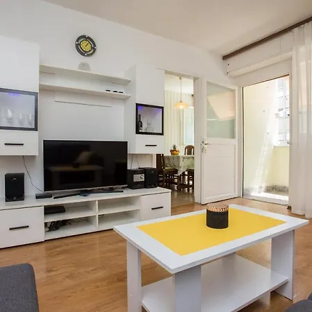 Jase Apartment Split